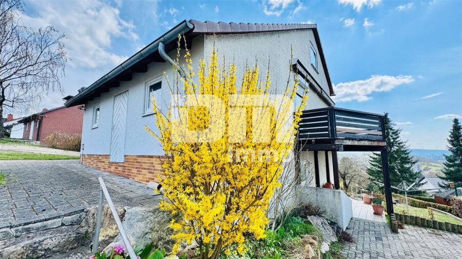 Teilsaniertes Traumhaus in begehrter Lage auf großem Grundstück mit Panoramablick - Seitenansicht